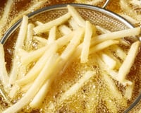 Por que os cozinheiros recomendam polvilhar amido de milho nas batatas antes de fritá-las?