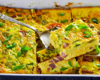 Coloquei batata no omelete de forno e ficou tão bom que virou jantar fixo aqui em casa