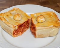 Empadão de massa podre com recheio de frango