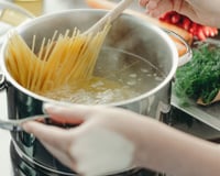 Cozinheiros espanhóis e italianos concordam: "Temos que retirar a massa da água dois, três ou quatro minutos antes do tempo indicado pelo fabricante para que ela amoleça adequadamente”