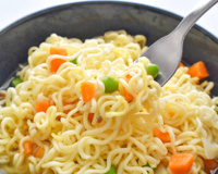 Faça seu próprio macarrão instantâneo: basta adicionar água quente e transforma seu almoço rápido em uma refeição muito mais saudável