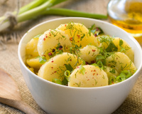 Coloque um pouco de vinagre nas batatas cozidas e veja como um truque simples transforma todo o prato