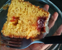 BOLO DE FUBÁ COM  GOIABADA E COCO