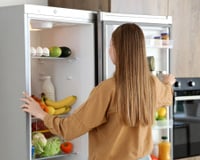 Um erro que aumenta a conta de luz: qual a distância certa entre a geladeira e a parede?