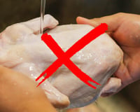 Por que não se deve lavar o frango cru antes de cozinhar? O que fazer se a carne de frango estiver suja?