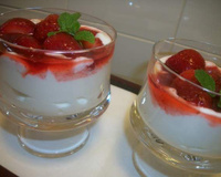 Sobremesa rápida de morango com creme