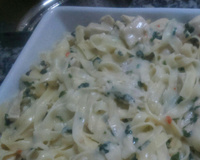 Macarrão ao molho de espinafre com frango