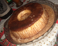 Pudim gelado com calda de chocolate