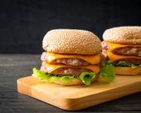 Hambúrguer de costelinha: aprenda como fazer o sanduíche com costela de porco em casa
