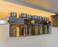 Como organizar temperos na cozinha: confira ideias de organização