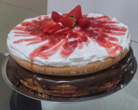 Bolo festa de morango e brigadeiro