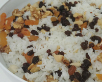 Arroz com nozes e uvas passas