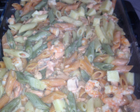 Macarrão com salmão e camarão