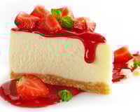 Cheesecake com molho de morangos