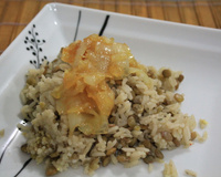 Arroz com lentilha e cebola dourada