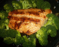 Salmão e brócolis ao molho de vinho e mel