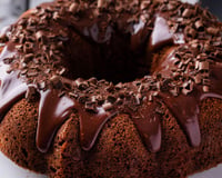 Desde que aprendi a fazer esse bolo de chocolate macio, úmido e delicioso sem ovos no TudoGostoso, nunca mais fiz de outro jeito!