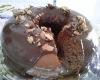 Bolo de chocolate com cobertura de brigadeiro