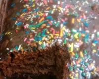 Bolo de baunilha com gotas de chocolate e cobertura (super fofo)