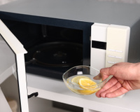 Coloque uma tigela com água e rodelas de limão no micro-ondas por 3 minutos e veja a mágica acontecer, fica como novo!