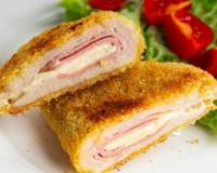 Aqui está a receita de um suculento peito de frango recheado para o almoço de domingo