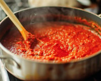 Nunca mais comprei molho de tomate pronto desde que aprendi essa receita que fica pronta em 10 minutos e é muito mais saborosa