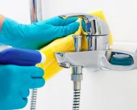 4 lugares no seu banheiro que você esquece de limpar, mas que precisam de limpeza diária ou semanal