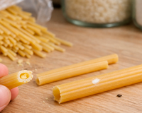 O que significa quando o macarrão aparece com uma marquinha branca e por que você deve descartar