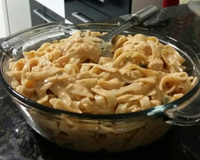 Macarrão com estrogonofe de frango rápido e fácil