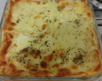 Lasanha de queijo e presunto ao molho branco