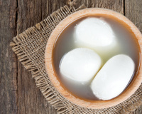 Poucas pessoas sabem, mas a água da mozzarella é um tesouro para várias receitas: 4 usos geniais para pães, risotos, massas até legumes