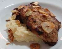 Bife de Pernil Grelhado ao Alho com Purê de Mandioca