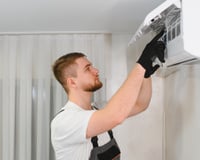Especialistas em ar condicionado concordam: "Não limpar adequadamente os filtros do ar condicionado a cada 15 ou 30 dias no verão reduz a eficiência pela metade."