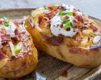 Batata recheada feita no micro-ondas: ficam prontas muito mais rápido e igualmente deliciosas