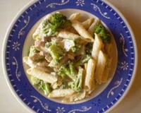 Penne com bacon e brócolis