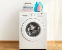 Precisei usar apenas dois produtos que todo mundo tem e a máquina de lavar ficou com um cheiro fresco: uma maneira simples de limpar o tambor, drenar e vedar.