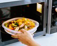A maneira como você aquece a comida pronta pode estar acabando com a textura, e quase ninguém percebe isso