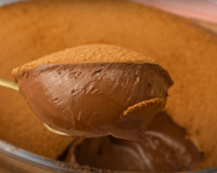 Nem leite condensado, nem forno: creme de chocolate tipo mousse é a sobremesa de liquidificador mais deliciosa que já comi na vida e fica pronto em 5 minutos