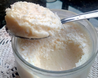 Mousse de leite Ninho cremosa servida em copo