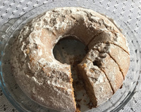 Bolo simples de coco com cobertura de chocolate (muito fácil)