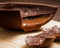 Ovo de Páscoa recheado de doce de leite cortado em pedaços