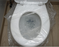 Por que envolver o vaso sanitário com plástico pode deixar a limpeza muito mais eficaz