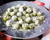 Brigadeiro de erva cidreira (SP) ou capim santo (Nordeste)