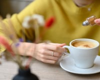 O que acontece com o seu corpo ao colocar uma pitada de canela na primeira xícara de café do dia
