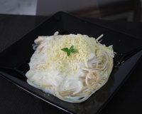 Macarrão ao molho de queijos e champignon