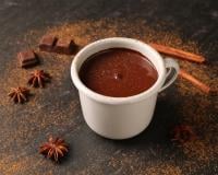 Nem maisena, nem leite condensado: chocolate quente supercremoso com só 3 ingredientes!