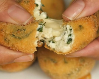 Esqueça o lanche de sempre: este bolinho de ricota e espinafre do TudoGostoso é fácil de fazer e fica delicioso