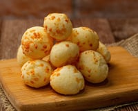 A ciência do pão de queijo: "O segredo para você acertar a receita é entender sobre o polvilho. Existem até brigas entre quem acha que a receita tem que levar só polvilho doce, só polvilho azedo e quem acha que tem que levar os dois"
