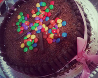 Bolo de chocolate com recheio de morango e palitinhos