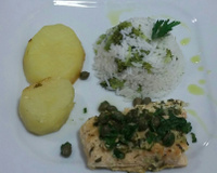 Salmão assado ao molho cítrico e de alcaparras